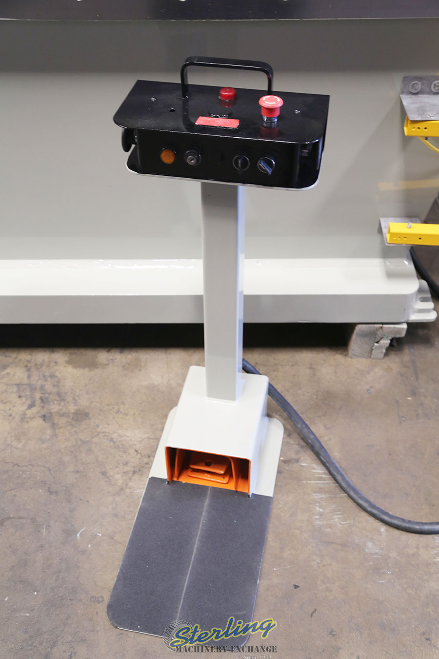 Used Accurpress Hydraulic Press Brake With Light Curtains Hydraulic