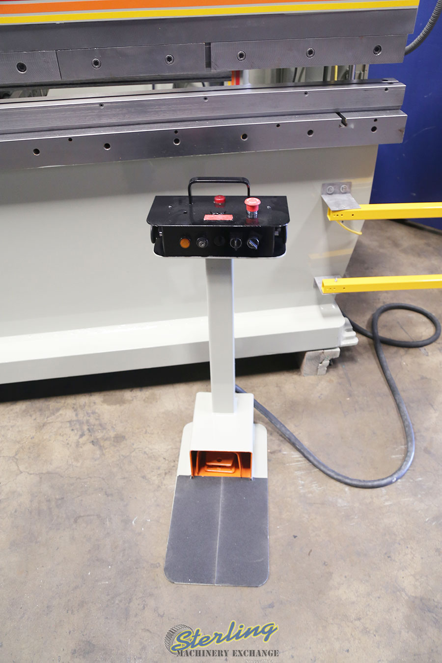 Used Accurpress Hydraulic Press Brake With Light Curtains Hydraulic